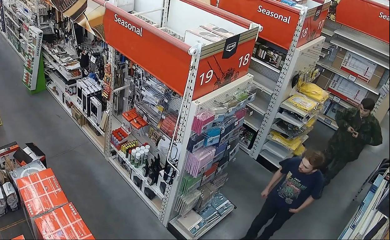 Las cámaras de un supermercado captaron a los sospechosos de asesinato. 