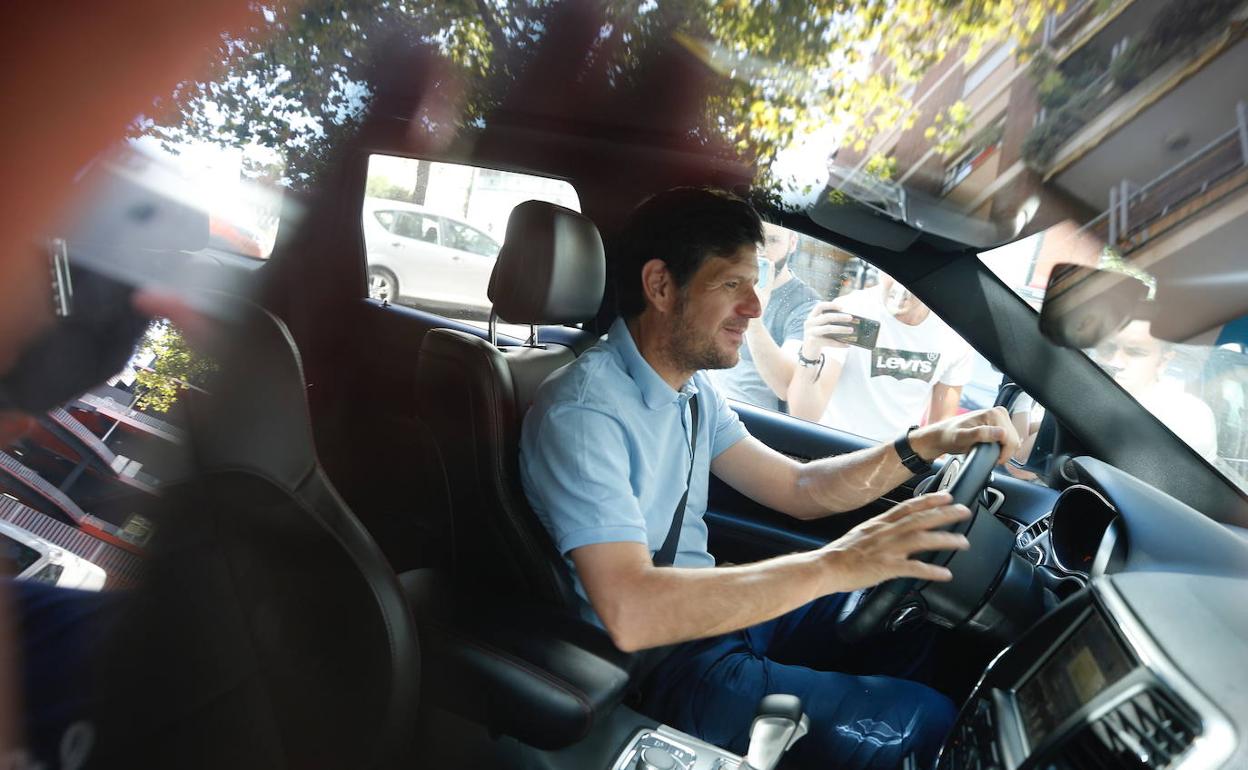 Mateo Alemany llega este lunes en su coche a las oficinas del club.