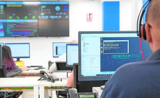 Trabajadores en las instalaciones de Futurs ubicadas en el Parque Empresarial de Elche. 