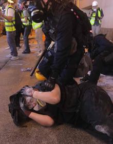 Imagen secundaria 2 - Manifestantes detenidos por la policía en Hong Kong.