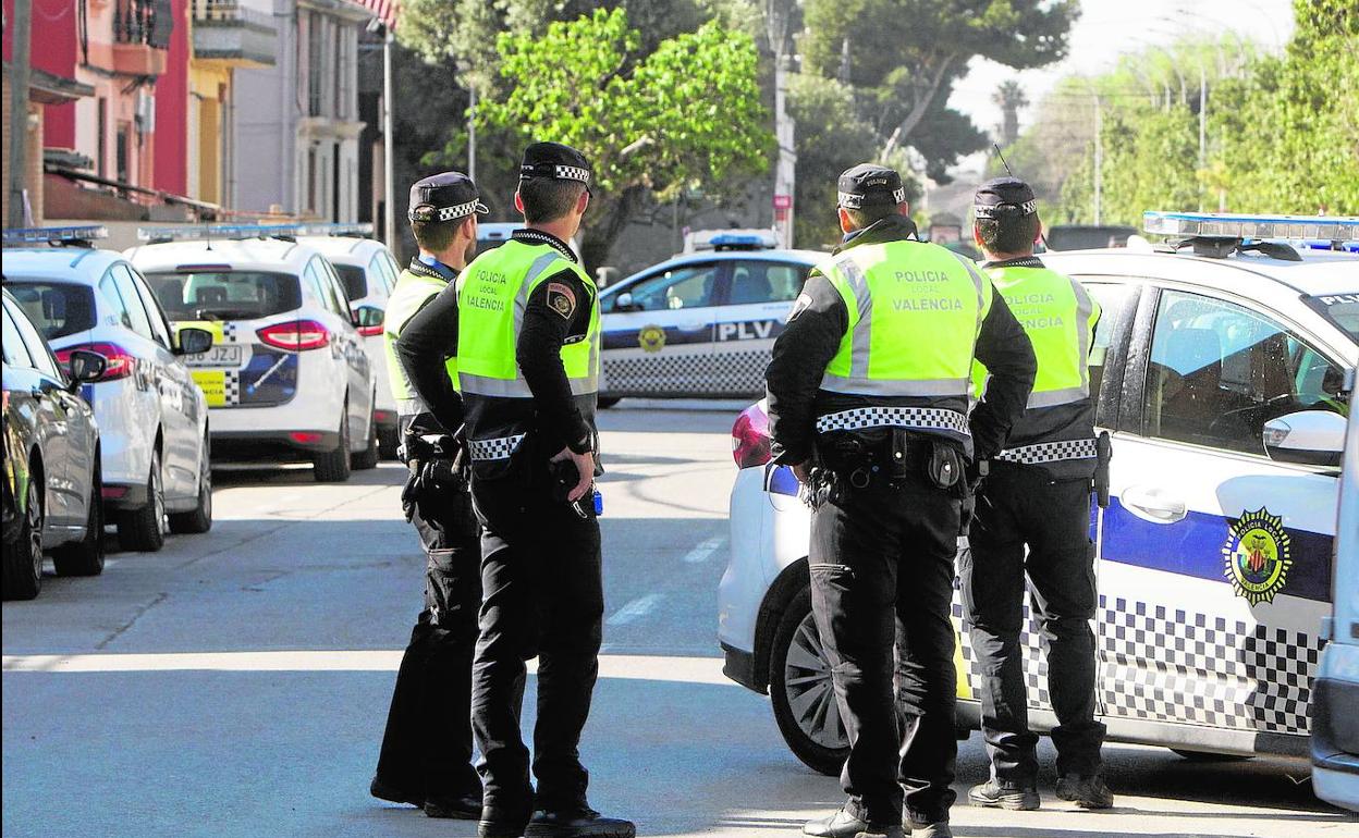 Varios policías locales en una calle de Valencia. 