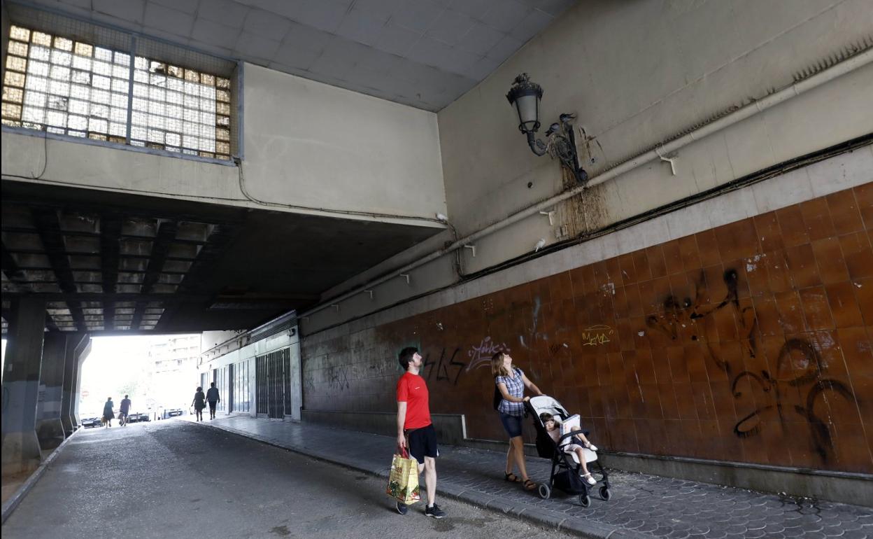 Vecinos pasan por el pasaje sucio y lleno de palomas y excrementos. 