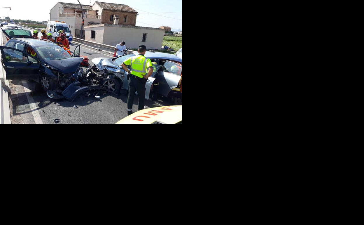 Los dos vehículos, con el frontal destrozado tras chocar en Alboraya.