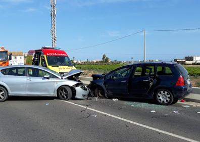 Imagen secundaria 1 - Violento choque frontal entre dos coches con dos niñas cerca de Port Saplaya