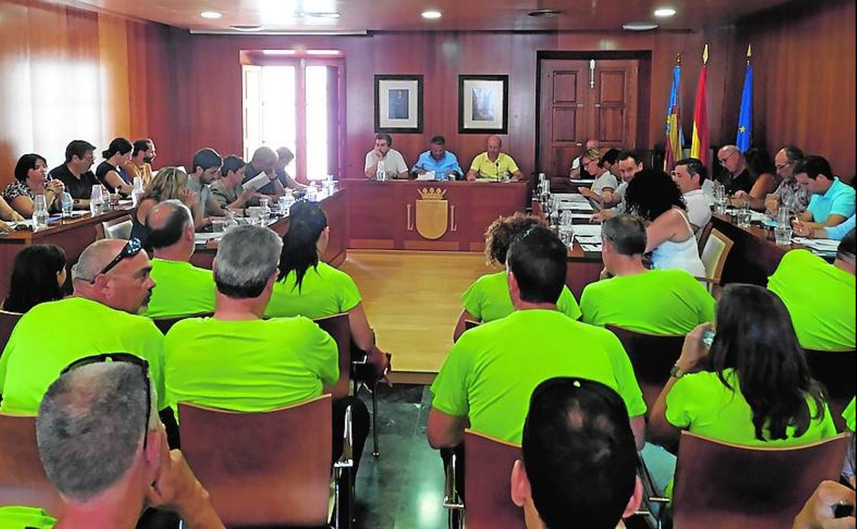 Miembros de la Policía Local de Xàbia en el pleno.