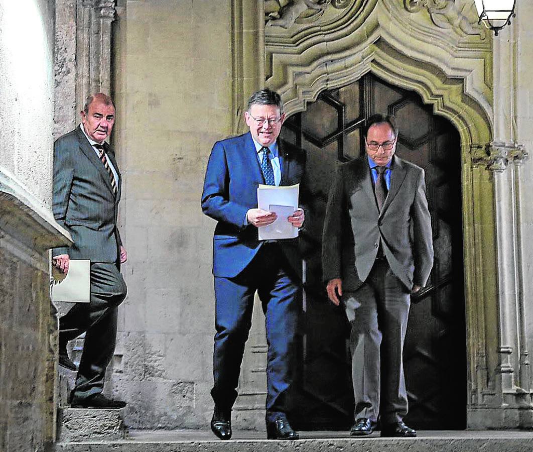 El director de la SPTCV, Antonio Rodes, junto al presidente y al conseller de Hacienda. 