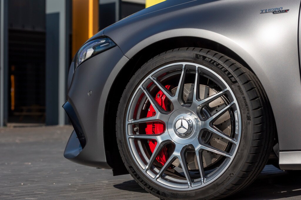 Prestaciones sobresalientes, un dinamismo impactante y un diseño más expresivo son algunas virtudes de los nuevos A 45 4Matic+ y el CLA 45 4Matic+ de Mercedes AMG.