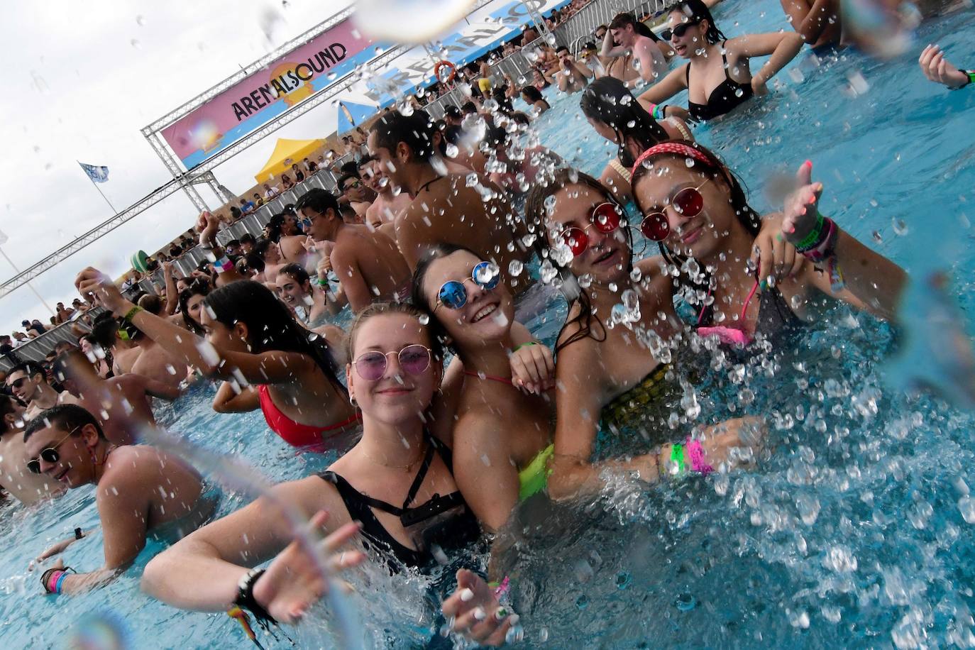 El Arenal Sound no se cansa de batir récords. Miles de jóvenes han llegado de forma masiva a Burriana (Castellón) para disfrutar de uno de los festivales más famosos del verano, que tiene lugar del 1 al 4 de agosto, aunque los 'sounders' viven ya sus famosas fiestas de bienvenida. Entre los mayores alicientes musicales del evento se encuentran artistas como Martin Garrix, Lola índigo, 30 seconds to Mars, Don Diablo, Farruko, Anitta, Oliver Helders, Karol G, C. Tangana, Morat, Beret, Iván Ferreiro, Dorian, Fangoria o La Pegatina. 