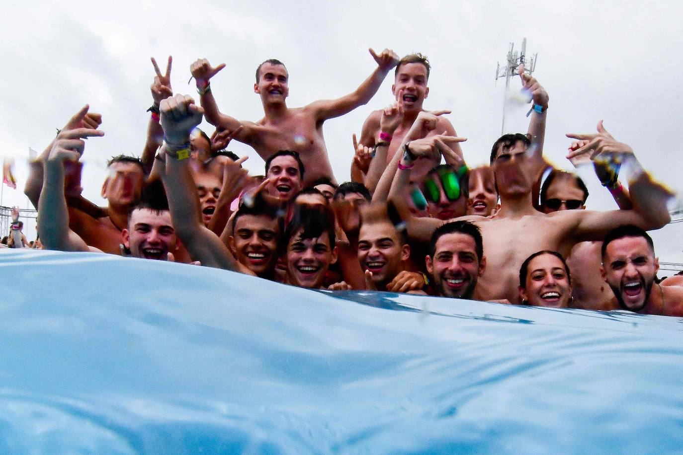 El Arenal Sound no se cansa de batir récords. Miles de jóvenes han llegado de forma masiva a Burriana (Castellón) para disfrutar de uno de los festivales más famosos del verano, que tiene lugar del 1 al 4 de agosto, aunque los 'sounders' viven ya sus famosas fiestas de bienvenida. Entre los mayores alicientes musicales del evento se encuentran artistas como Martin Garrix, Lola índigo, 30 seconds to Mars, Don Diablo, Farruko, Anitta, Oliver Helders, Karol G, C. Tangana, Morat, Beret, Iván Ferreiro, Dorian, Fangoria o La Pegatina. 