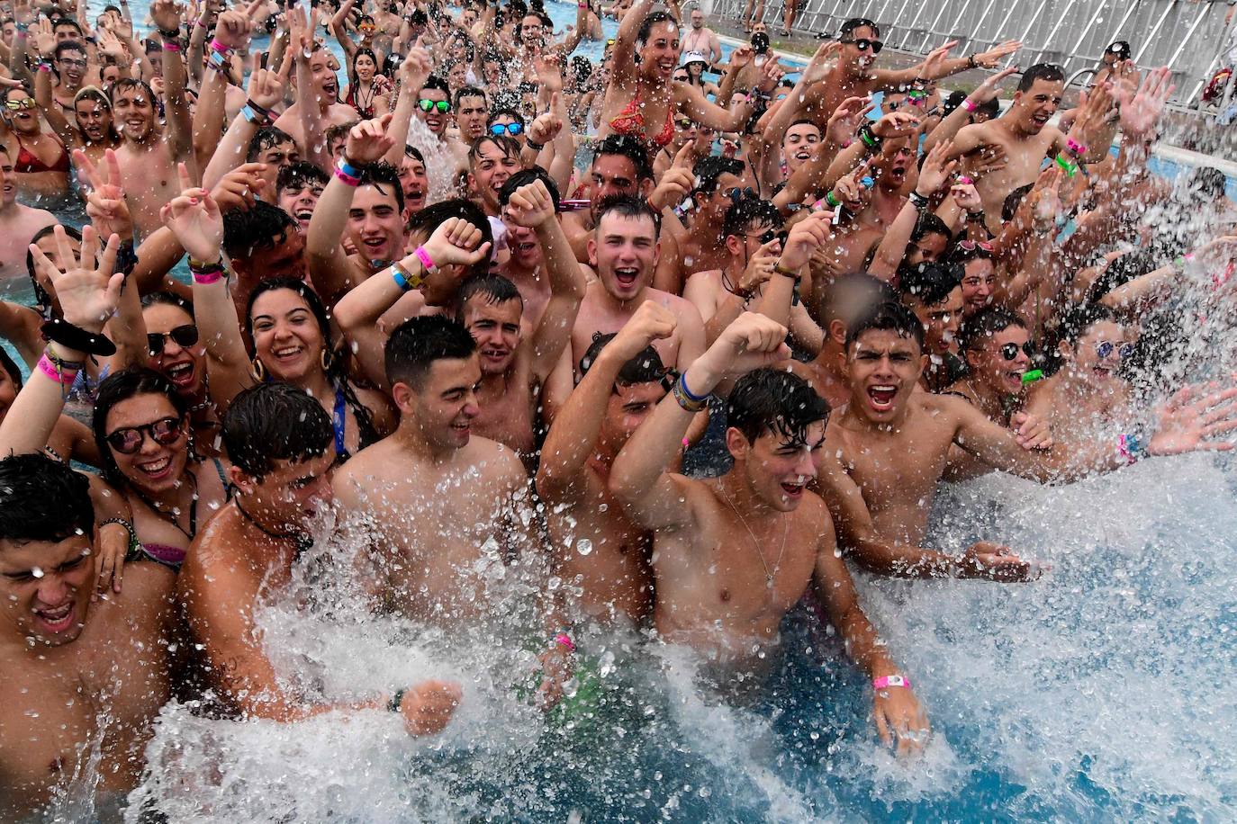 El Arenal Sound no se cansa de batir récords. Miles de jóvenes han llegado de forma masiva a Burriana (Castellón) para disfrutar de uno de los festivales más famosos del verano, que tiene lugar del 1 al 4 de agosto, aunque los 'sounders' viven ya sus famosas fiestas de bienvenida. Entre los mayores alicientes musicales del evento se encuentran artistas como Martin Garrix, Lola índigo, 30 seconds to Mars, Don Diablo, Farruko, Anitta, Oliver Helders, Karol G, C. Tangana, Morat, Beret, Iván Ferreiro, Dorian, Fangoria o La Pegatina. 