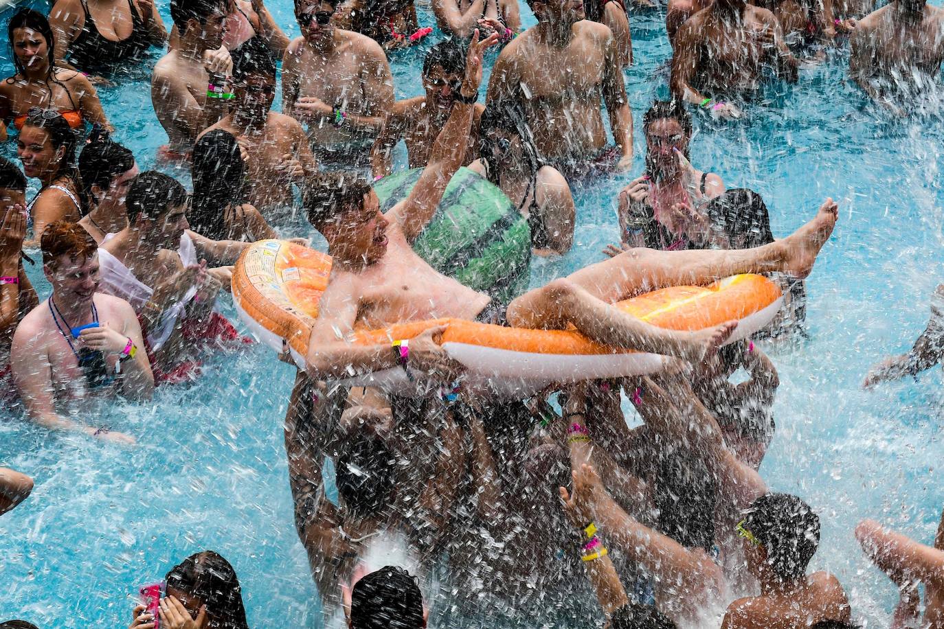 El Arenal Sound no se cansa de batir récords. Miles de jóvenes han llegado de forma masiva a Burriana (Castellón) para disfrutar de uno de los festivales más famosos del verano, que tiene lugar del 1 al 4 de agosto, aunque los 'sounders' viven ya sus famosas fiestas de bienvenida. Entre los mayores alicientes musicales del evento se encuentran artistas como Martin Garrix, Lola índigo, 30 seconds to Mars, Don Diablo, Farruko, Anitta, Oliver Helders, Karol G, C. Tangana, Morat, Beret, Iván Ferreiro, Dorian, Fangoria o La Pegatina. 