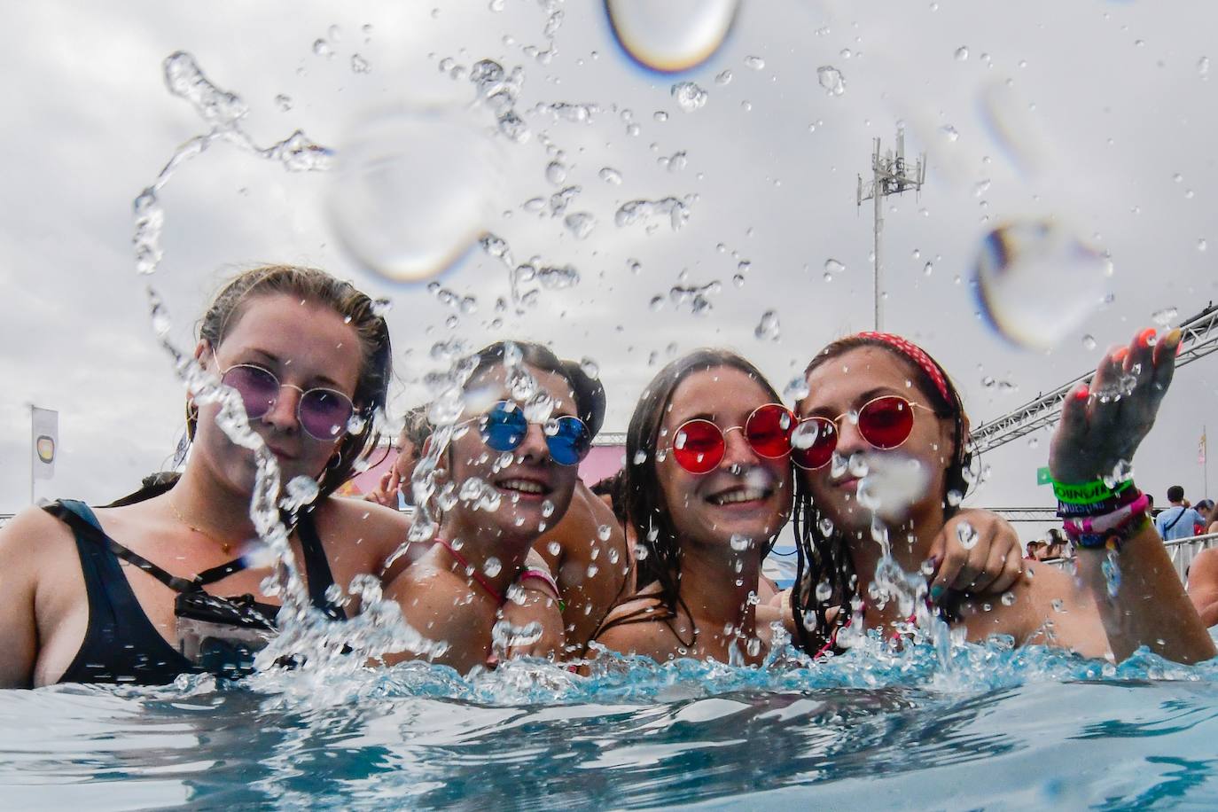 El Arenal Sound no se cansa de batir récords. Miles de jóvenes han llegado de forma masiva a Burriana (Castellón) para disfrutar de uno de los festivales más famosos del verano, que tiene lugar del 1 al 4 de agosto, aunque los 'sounders' viven ya sus famosas fiestas de bienvenida. Entre los mayores alicientes musicales del evento se encuentran artistas como Martin Garrix, Lola índigo, 30 seconds to Mars, Don Diablo, Farruko, Anitta, Oliver Helders, Karol G, C. Tangana, Morat, Beret, Iván Ferreiro, Dorian, Fangoria o La Pegatina. 