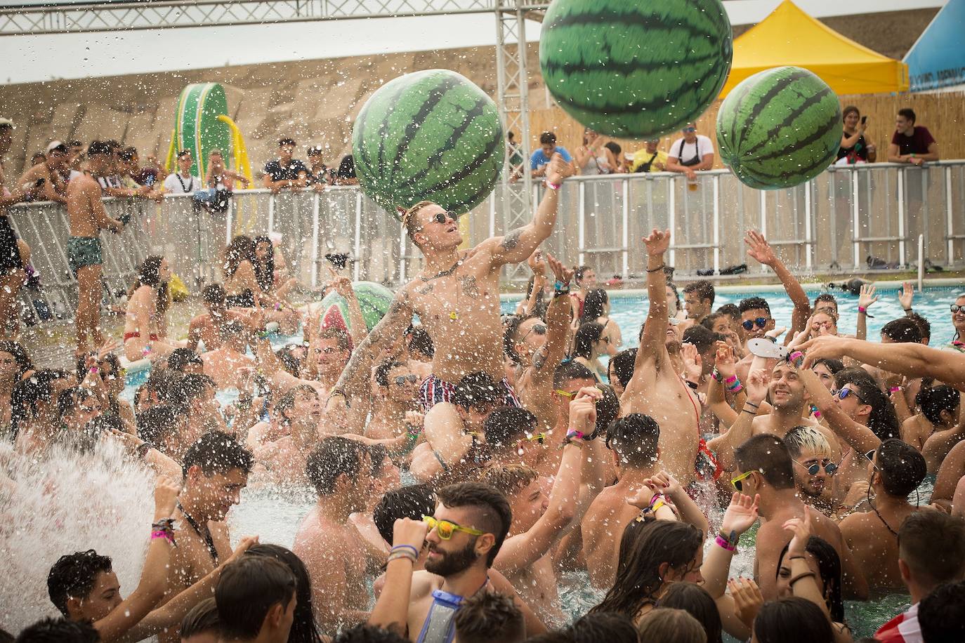 El Arenal Sound no se cansa de batir récords. Miles de jóvenes han llegado de forma masiva a Burriana (Castellón) para disfrutar de uno de los festivales más famosos del verano, que tiene lugar del 1 al 4 de agosto, aunque los 'sounders' viven ya sus famosas fiestas de bienvenida. Entre los mayores alicientes musicales del evento se encuentran artistas como Martin Garrix, Lola índigo, 30 seconds to Mars, Don Diablo, Farruko, Anitta, Oliver Helders, Karol G, C. Tangana, Morat, Beret, Iván Ferreiro, Dorian, Fangoria o La Pegatina. 