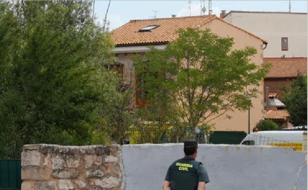 Un guardia civil custodia la vivienda. 