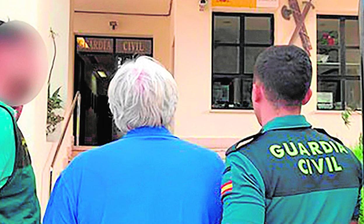 Dos agentes trasladan al empresario holandés Jan Fasen al cuartel de la Guardia Civil tras detenerlo en Calpe.