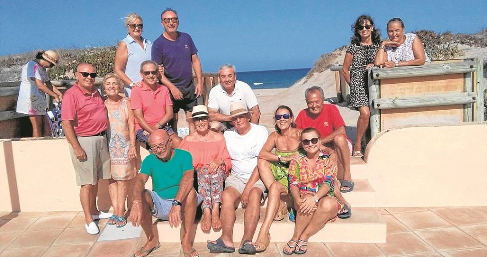 Mercedes Fillol con amigos en el Perellonet.