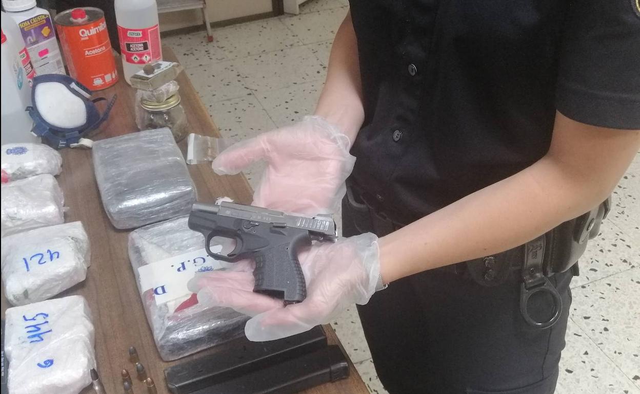 En el registo, los agentes encontraron, además de droga, una pistola preparada para disparar y un chaleco antibalas. 