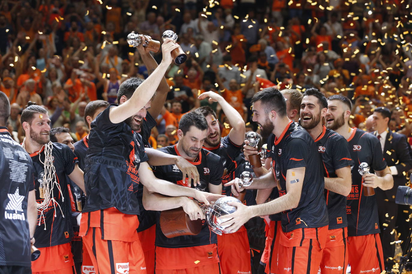 13. Vivir la emoción de un partido del Valencia Basket en la Fonteta.