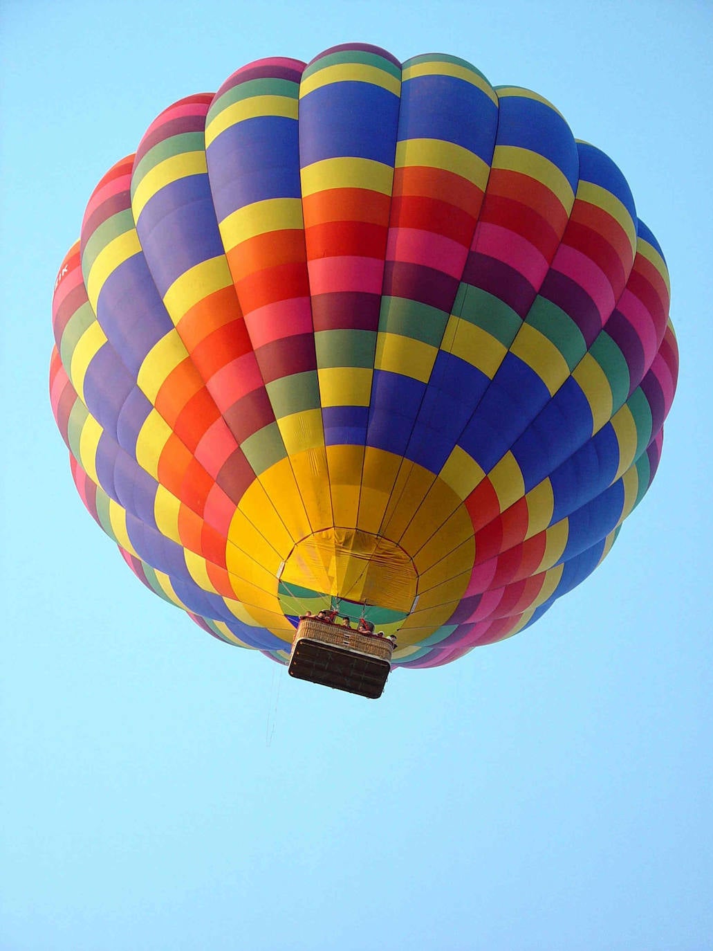 14. Dar un paseo por el cielo de Valencia en globo aerostático. Varias empresas organizan vuelos en globo en la Comunitat, en poblaciones como Requena, Bocairent, Ontinyent o Venta del Moro. Los precios más comunes son de 115 euros por vuelo para niños y unos 180 euros los adultos. 