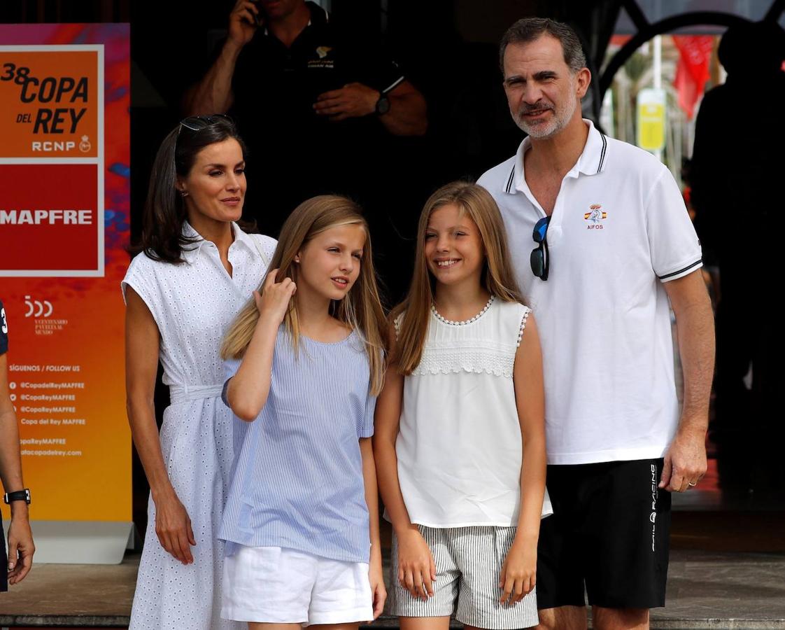 Los Reyes y sus hijas, la princesa Leonor y la infanta Sofía, disfrutan ya de sus vacaciones en el Palacio de Marivent de Palma, durante las que don Felipe va a combinar su actividad institucional con el ocio y el descanso en familia. Unos días más tarde de lo que suele ser habitual respecto a años anteriores, los reyes se instalan en la capital balear después de que concluyeran su agenda oficial en Madrid. 