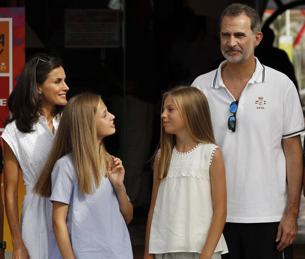 Los Reyes y sus hijas, la princesa Leonor y la infanta Sofía, disfrutan ya de sus vacaciones en el Palacio de Marivent de Palma, durante las que don Felipe va a combinar su actividad institucional con el ocio y el descanso en familia. Unos días más tarde de lo que suele ser habitual respecto a años anteriores, los reyes se instalan en la capital balear después de que concluyeran su agenda oficial en Madrid. 