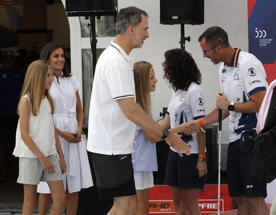 Los Reyes y sus hijas, la princesa Leonor y la infanta Sofía, disfrutan ya de sus vacaciones en el Palacio de Marivent de Palma, durante las que don Felipe va a combinar su actividad institucional con el ocio y el descanso en familia. Unos días más tarde de lo que suele ser habitual respecto a años anteriores, los reyes se instalan en la capital balear después de que concluyeran su agenda oficial en Madrid. 