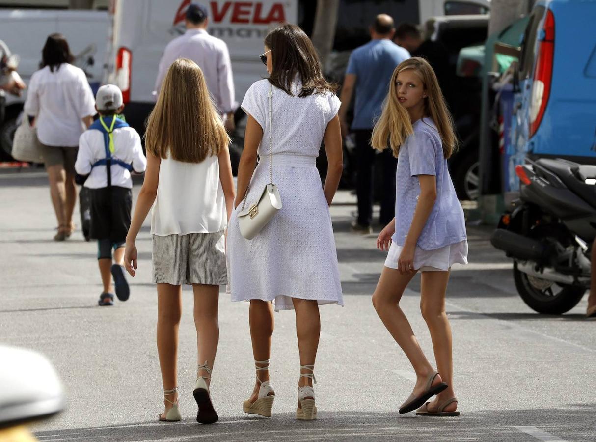 Los Reyes y sus hijas, la princesa Leonor y la infanta Sofía, disfrutan ya de sus vacaciones en el Palacio de Marivent de Palma, durante las que don Felipe va a combinar su actividad institucional con el ocio y el descanso en familia. Unos días más tarde de lo que suele ser habitual respecto a años anteriores, los reyes se instalan en la capital balear después de que concluyeran su agenda oficial en Madrid. 