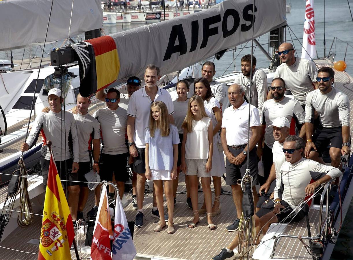 Los Reyes y sus hijas, la princesa Leonor y la infanta Sofía, disfrutan ya de sus vacaciones en el Palacio de Marivent de Palma, durante las que don Felipe va a combinar su actividad institucional con el ocio y el descanso en familia. Unos días más tarde de lo que suele ser habitual respecto a años anteriores, los reyes se instalan en la capital balear después de que concluyeran su agenda oficial en Madrid. 