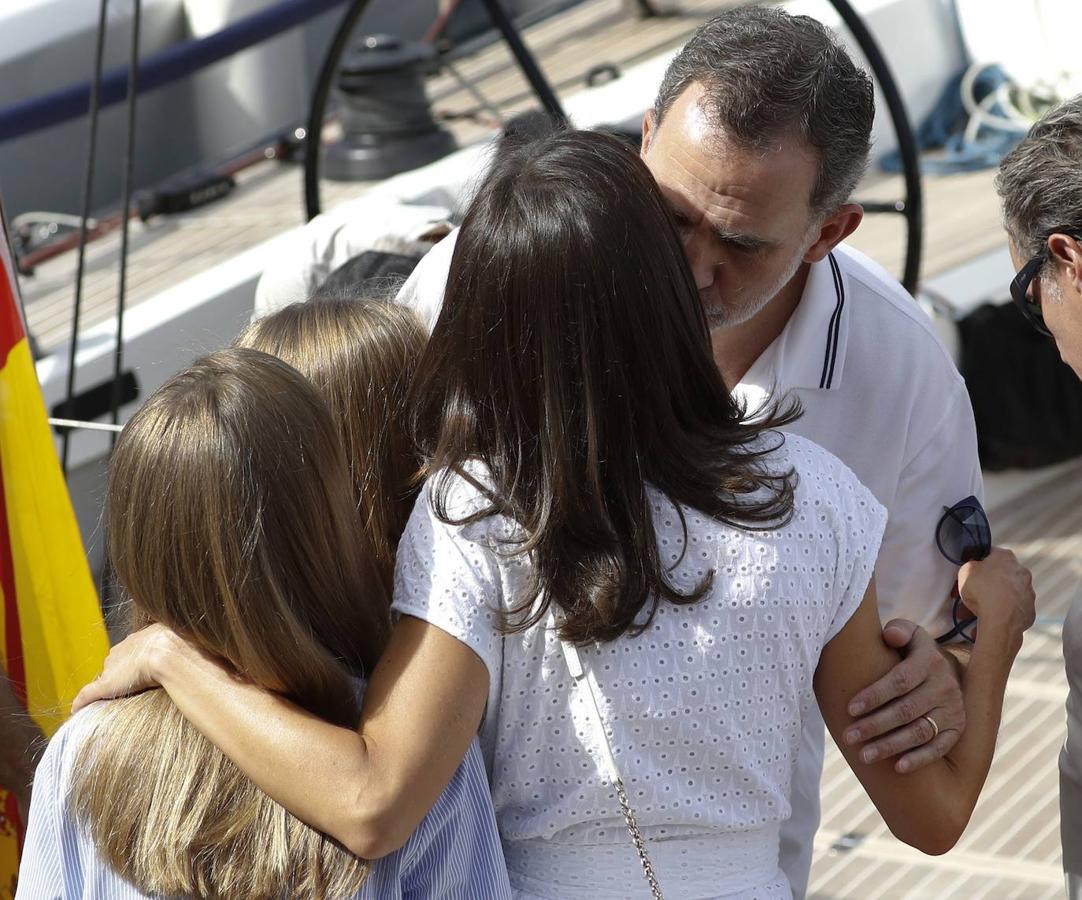 Los Reyes y sus hijas, la princesa Leonor y la infanta Sofía, disfrutan ya de sus vacaciones en el Palacio de Marivent de Palma, durante las que don Felipe va a combinar su actividad institucional con el ocio y el descanso en familia. Unos días más tarde de lo que suele ser habitual respecto a años anteriores, los reyes se instalan en la capital balear después de que concluyeran su agenda oficial en Madrid. 