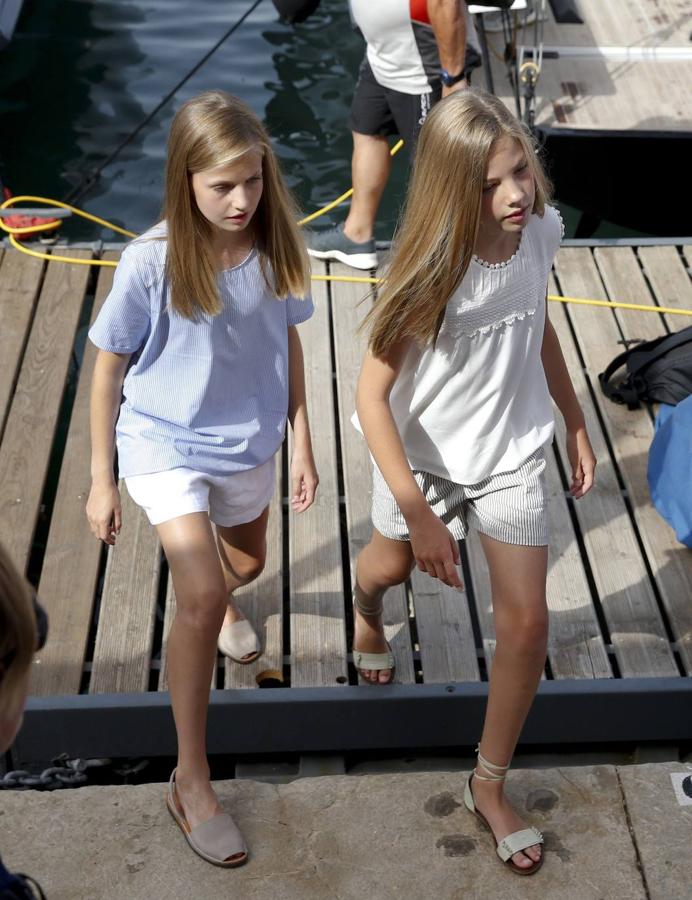 Los Reyes y sus hijas, la princesa Leonor y la infanta Sofía, disfrutan ya de sus vacaciones en el Palacio de Marivent de Palma, durante las que don Felipe va a combinar su actividad institucional con el ocio y el descanso en familia. Unos días más tarde de lo que suele ser habitual respecto a años anteriores, los reyes se instalan en la capital balear después de que concluyeran su agenda oficial en Madrid. 