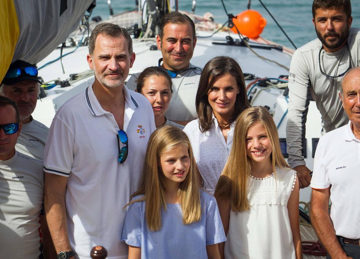 Los Reyes y sus hijas, la princesa Leonor y la infanta Sofía, disfrutan ya de sus vacaciones en el Palacio de Marivent de Palma, durante las que don Felipe va a combinar su actividad institucional con el ocio y el descanso en familia. Unos días más tarde de lo que suele ser habitual respecto a años anteriores, los reyes se instalan en la capital balear después de que concluyeran su agenda oficial en Madrid. 