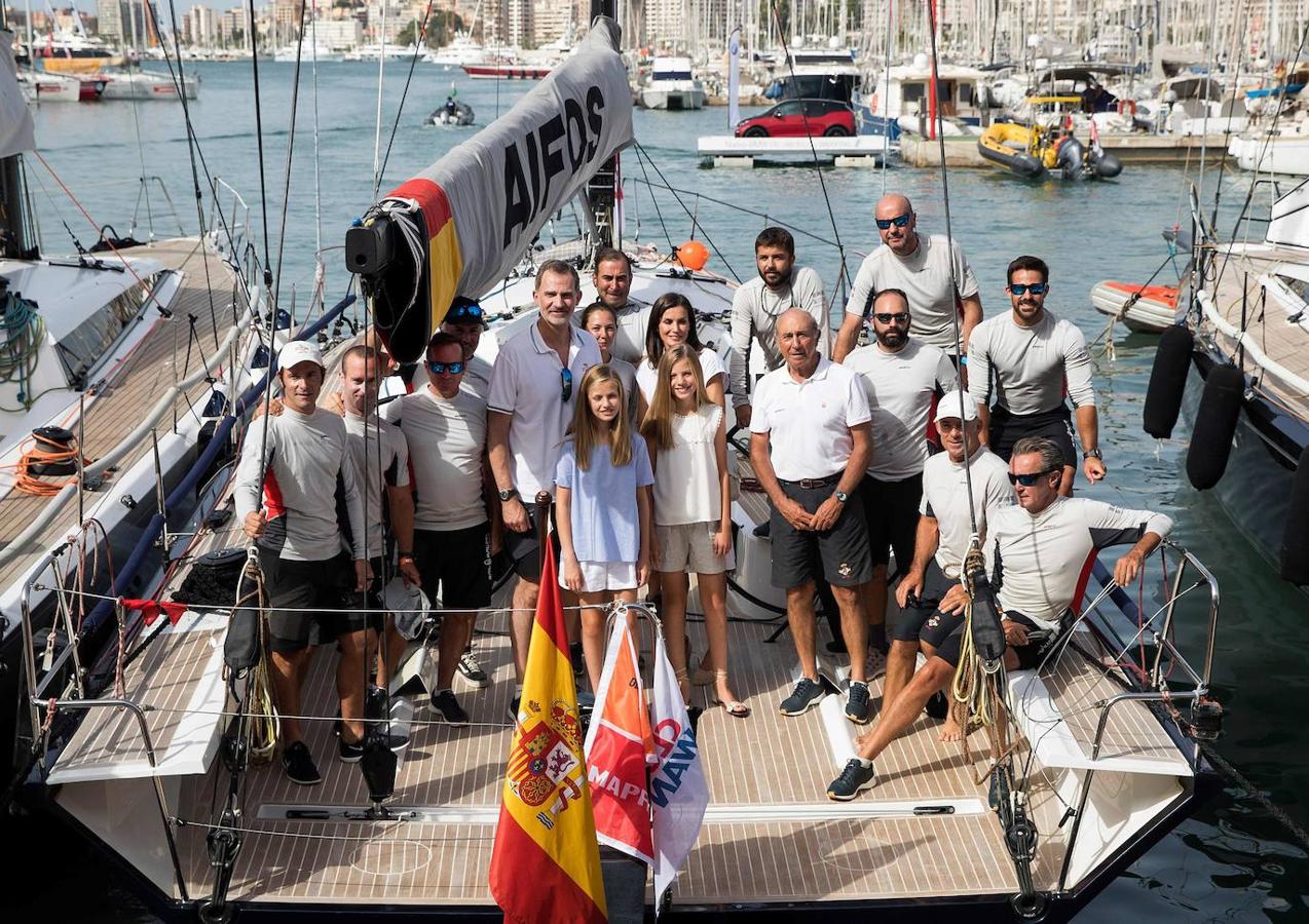 Los Reyes y sus hijas, la princesa Leonor y la infanta Sofía, disfrutan ya de sus vacaciones en el Palacio de Marivent de Palma, durante las que don Felipe va a combinar su actividad institucional con el ocio y el descanso en familia. Unos días más tarde de lo que suele ser habitual respecto a años anteriores, los reyes se instalan en la capital balear después de que concluyeran su agenda oficial en Madrid. 