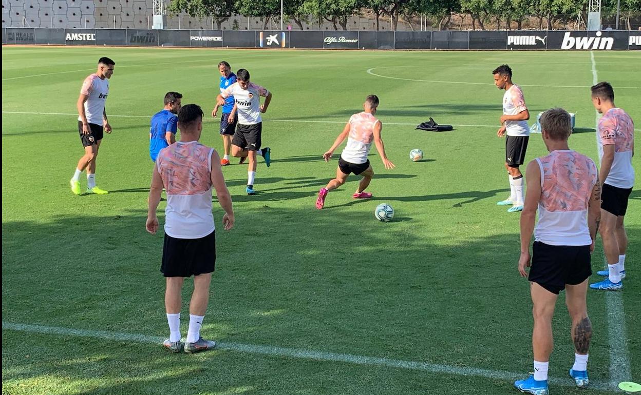 Los jugadores durante el entrenamiento de este jueves. 