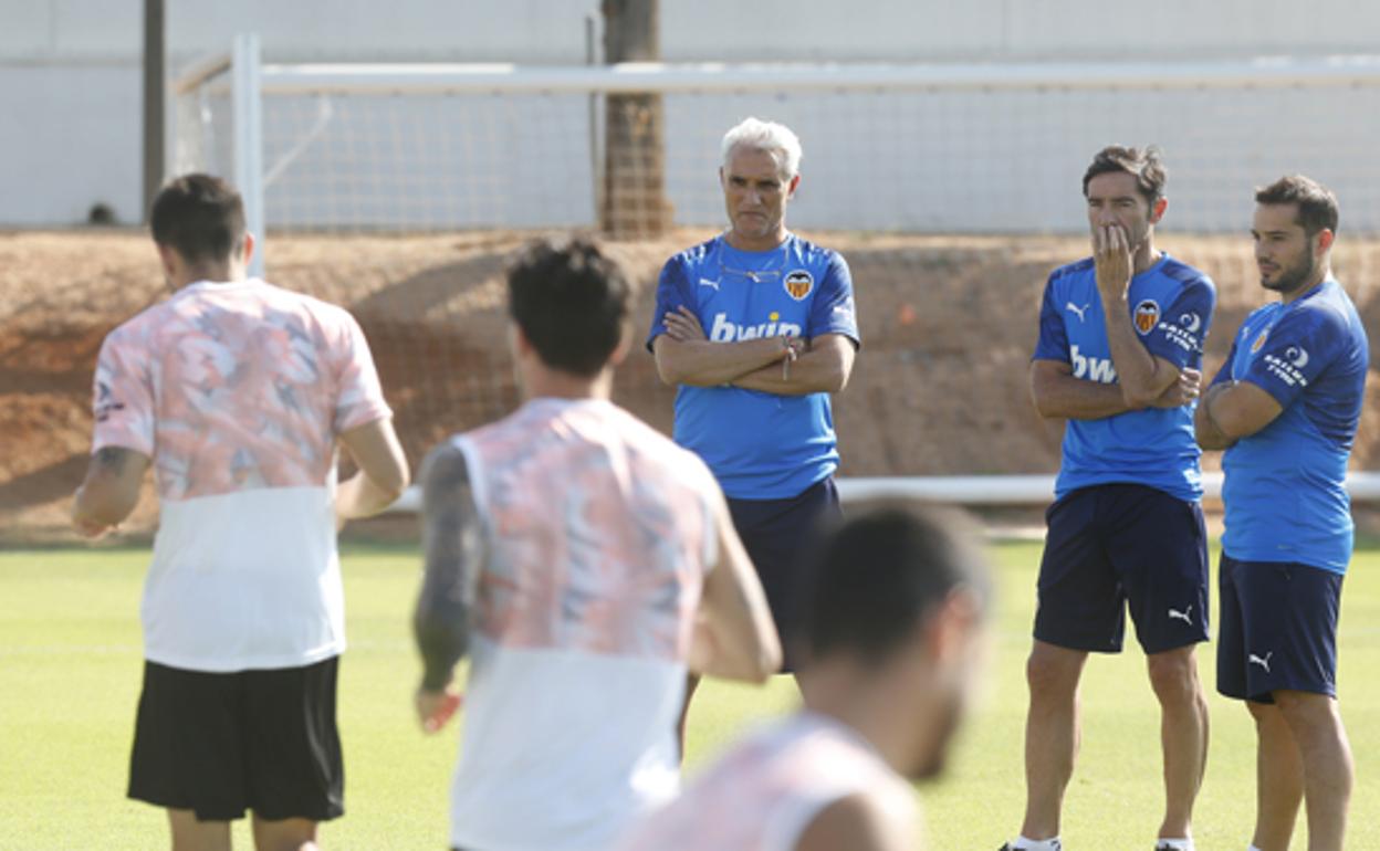 Marcelino observa a sus jugadores durante un entrenamiento de esta semana.