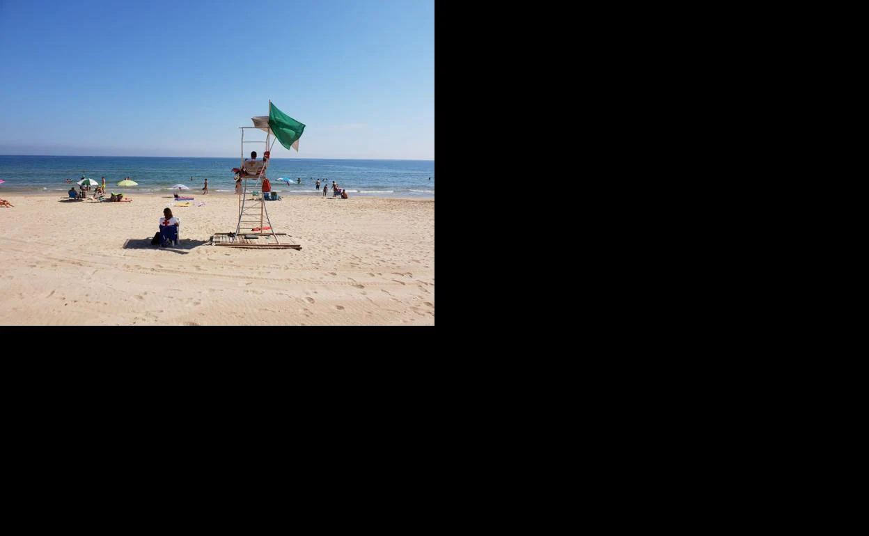 Equipo de salvamento en una playa de la Comunitat. 