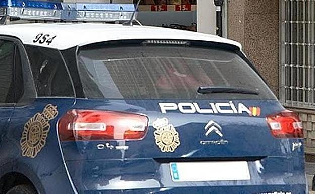Destroza un coche patrulla a cabezazos en Valencia
