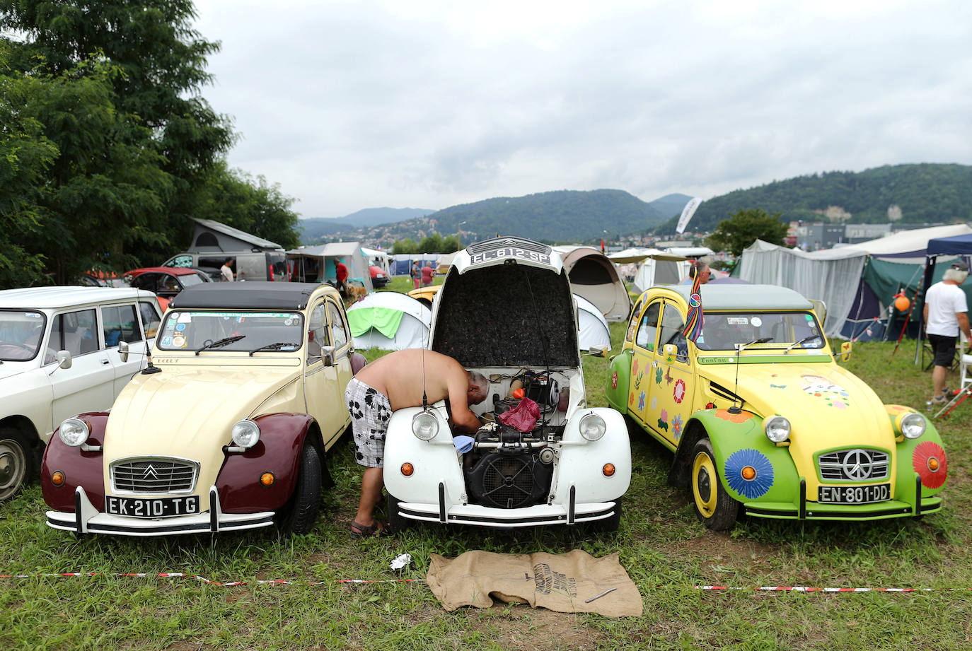 Modelos de Citroën 2CV reunidos en el encuentro en Samobor, Croacia, coincidiendo con el centenario de la marca. 