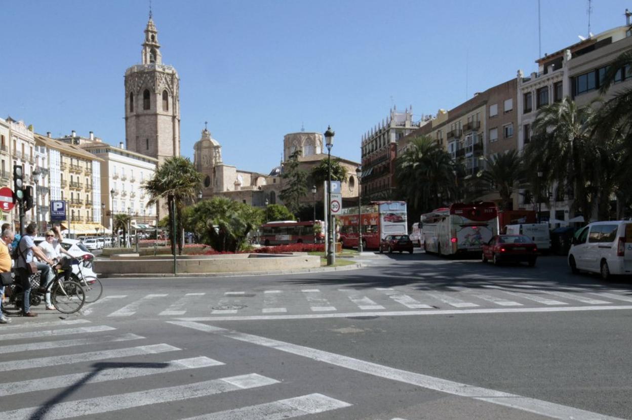 La plaza de la Reina, vista desde la calle San Vicente Mártir. 