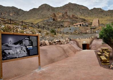 Imagen secundaria 1 - Cristales de yeso y entrada de la Geoda de Pulpí. 