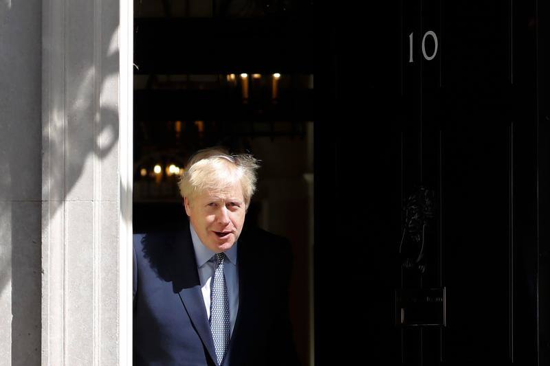 Boris Johnson sale de su vivienda en Downing Street para recibir al primer ministro de Estonia. 