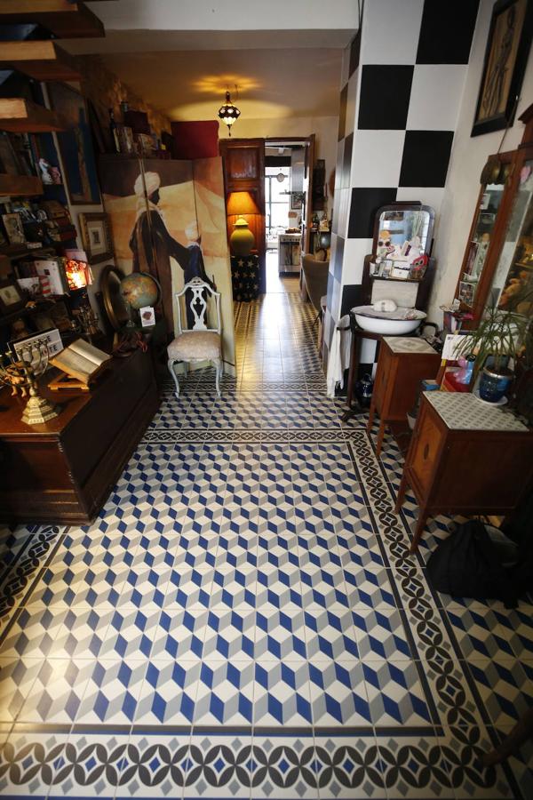 Hace veintiún años Queka encontró de casualidad la casa en Els Poblets que hoy acoge su hogar. «Yo soy de Ondara, y al nacer mi hijo decidí quedarme aquí para que creciera rodeado de la familia. Vivimos muy a gusto, hay muchos extranjeros y residentes con inquietudes culturales y gastronómicas que se implican en la vida del pueblo», explica. Desde el principio tuvo claro que no iba a acometer una reforma integral, sino que su deseo era ir transformándola a fuego lento para que fuera evolucionando según las necesidades. A la hora de decorar, confiesa Queka que le gusta rodearse de antigüedades, pues se siente atraída por lo viejo por ello, casi todas las piezas tienen una historia detrás. En la planta inferior el espacio se articula en torno a una cocina que ella mismo diseñó y que se exhibe como el resto de mobiliario. Además, está la habitación de su hijo y un baño. En la planta superior se ubica su dormitorio, el de su hija Anouk, un baño, la sala de estar y un cuarto donde atesora los más de mil películas que dejan huella sobre su amor por el cine.