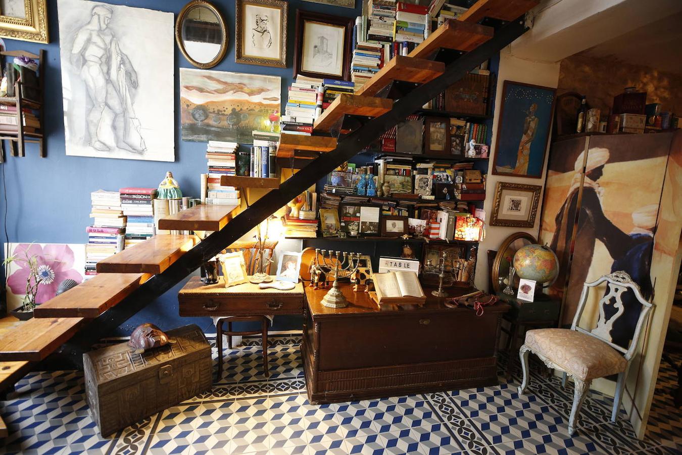 Hace veintiún años Queka encontró de casualidad la casa en Els Poblets que hoy acoge su hogar. «Yo soy de Ondara, y al nacer mi hijo decidí quedarme aquí para que creciera rodeado de la familia. Vivimos muy a gusto, hay muchos extranjeros y residentes con inquietudes culturales y gastronómicas que se implican en la vida del pueblo», explica. Desde el principio tuvo claro que no iba a acometer una reforma integral, sino que su deseo era ir transformándola a fuego lento para que fuera evolucionando según las necesidades. A la hora de decorar, confiesa Queka que le gusta rodearse de antigüedades, pues se siente atraída por lo viejo por ello, casi todas las piezas tienen una historia detrás. En la planta inferior el espacio se articula en torno a una cocina que ella mismo diseñó y que se exhibe como el resto de mobiliario. Además, está la habitación de su hijo y un baño. En la planta superior se ubica su dormitorio, el de su hija Anouk, un baño, la sala de estar y un cuarto donde atesora los más de mil películas que dejan huella sobre su amor por el cine.