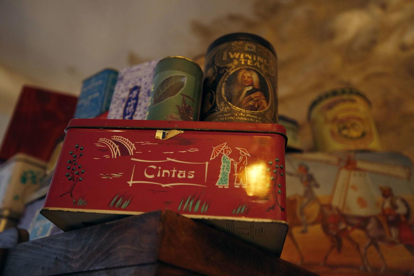 Hace veintiún años Queka encontró de casualidad la casa en Els Poblets que hoy acoge su hogar. «Yo soy de Ondara, y al nacer mi hijo decidí quedarme aquí para que creciera rodeado de la familia. Vivimos muy a gusto, hay muchos extranjeros y residentes con inquietudes culturales y gastronómicas que se implican en la vida del pueblo», explica. Desde el principio tuvo claro que no iba a acometer una reforma integral, sino que su deseo era ir transformándola a fuego lento para que fuera evolucionando según las necesidades. A la hora de decorar, confiesa Queka que le gusta rodearse de antigüedades, pues se siente atraída por lo viejo por ello, casi todas las piezas tienen una historia detrás. En la planta inferior el espacio se articula en torno a una cocina que ella mismo diseñó y que se exhibe como el resto de mobiliario. Además, está la habitación de su hijo y un baño. En la planta superior se ubica su dormitorio, el de su hija Anouk, un baño, la sala de estar y un cuarto donde atesora los más de mil películas que dejan huella sobre su amor por el cine.