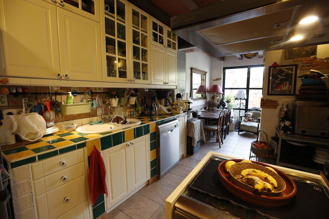 Hace veintiún años Queka encontró de casualidad la casa en Els Poblets que hoy acoge su hogar. «Yo soy de Ondara, y al nacer mi hijo decidí quedarme aquí para que creciera rodeado de la familia. Vivimos muy a gusto, hay muchos extranjeros y residentes con inquietudes culturales y gastronómicas que se implican en la vida del pueblo», explica. Desde el principio tuvo claro que no iba a acometer una reforma integral, sino que su deseo era ir transformándola a fuego lento para que fuera evolucionando según las necesidades. A la hora de decorar, confiesa Queka que le gusta rodearse de antigüedades, pues se siente atraída por lo viejo por ello, casi todas las piezas tienen una historia detrás. En la planta inferior el espacio se articula en torno a una cocina que ella mismo diseñó y que se exhibe como el resto de mobiliario. Además, está la habitación de su hijo y un baño. En la planta superior se ubica su dormitorio, el de su hija Anouk, un baño, la sala de estar y un cuarto donde atesora los más de mil películas que dejan huella sobre su amor por el cine.