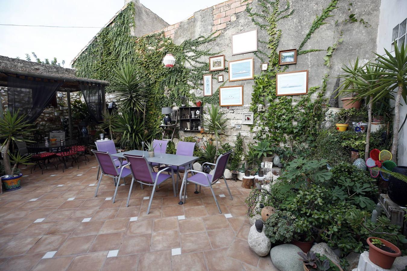 Hace veintiún años Queka encontró de casualidad la casa en Els Poblets que hoy acoge su hogar. «Yo soy de Ondara, y al nacer mi hijo decidí quedarme aquí para que creciera rodeado de la familia. Vivimos muy a gusto, hay muchos extranjeros y residentes con inquietudes culturales y gastronómicas que se implican en la vida del pueblo», explica. Desde el principio tuvo claro que no iba a acometer una reforma integral, sino que su deseo era ir transformándola a fuego lento para que fuera evolucionando según las necesidades. A la hora de decorar, confiesa Queka que le gusta rodearse de antigüedades, pues se siente atraída por lo viejo por ello, casi todas las piezas tienen una historia detrás. En la planta inferior el espacio se articula en torno a una cocina que ella mismo diseñó y que se exhibe como el resto de mobiliario. Además, está la habitación de su hijo y un baño. En la planta superior se ubica su dormitorio, el de su hija Anouk, un baño, la sala de estar y un cuarto donde atesora los más de mil películas que dejan huella sobre su amor por el cine.