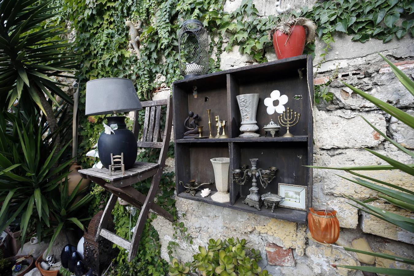 Hace veintiún años Queka encontró de casualidad la casa en Els Poblets que hoy acoge su hogar. «Yo soy de Ondara, y al nacer mi hijo decidí quedarme aquí para que creciera rodeado de la familia. Vivimos muy a gusto, hay muchos extranjeros y residentes con inquietudes culturales y gastronómicas que se implican en la vida del pueblo», explica. Desde el principio tuvo claro que no iba a acometer una reforma integral, sino que su deseo era ir transformándola a fuego lento para que fuera evolucionando según las necesidades. A la hora de decorar, confiesa Queka que le gusta rodearse de antigüedades, pues se siente atraída por lo viejo por ello, casi todas las piezas tienen una historia detrás. En la planta inferior el espacio se articula en torno a una cocina que ella mismo diseñó y que se exhibe como el resto de mobiliario. Además, está la habitación de su hijo y un baño. En la planta superior se ubica su dormitorio, el de su hija Anouk, un baño, la sala de estar y un cuarto donde atesora los más de mil películas que dejan huella sobre su amor por el cine.