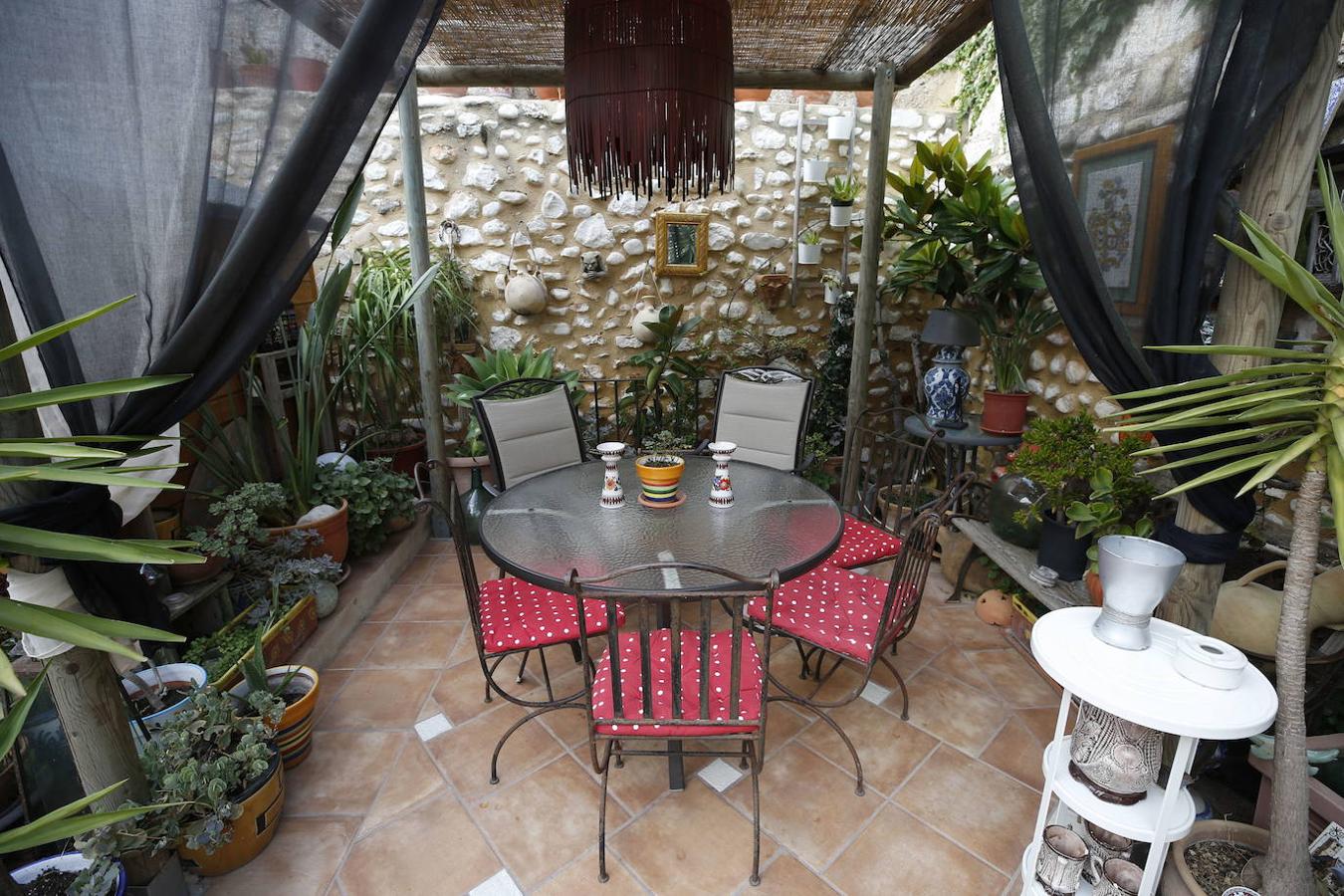 Hace veintiún años Queka encontró de casualidad la casa en Els Poblets que hoy acoge su hogar. «Yo soy de Ondara, y al nacer mi hijo decidí quedarme aquí para que creciera rodeado de la familia. Vivimos muy a gusto, hay muchos extranjeros y residentes con inquietudes culturales y gastronómicas que se implican en la vida del pueblo», explica. Desde el principio tuvo claro que no iba a acometer una reforma integral, sino que su deseo era ir transformándola a fuego lento para que fuera evolucionando según las necesidades. A la hora de decorar, confiesa Queka que le gusta rodearse de antigüedades, pues se siente atraída por lo viejo por ello, casi todas las piezas tienen una historia detrás. En la planta inferior el espacio se articula en torno a una cocina que ella mismo diseñó y que se exhibe como el resto de mobiliario. Además, está la habitación de su hijo y un baño. En la planta superior se ubica su dormitorio, el de su hija Anouk, un baño, la sala de estar y un cuarto donde atesora los más de mil películas que dejan huella sobre su amor por el cine.