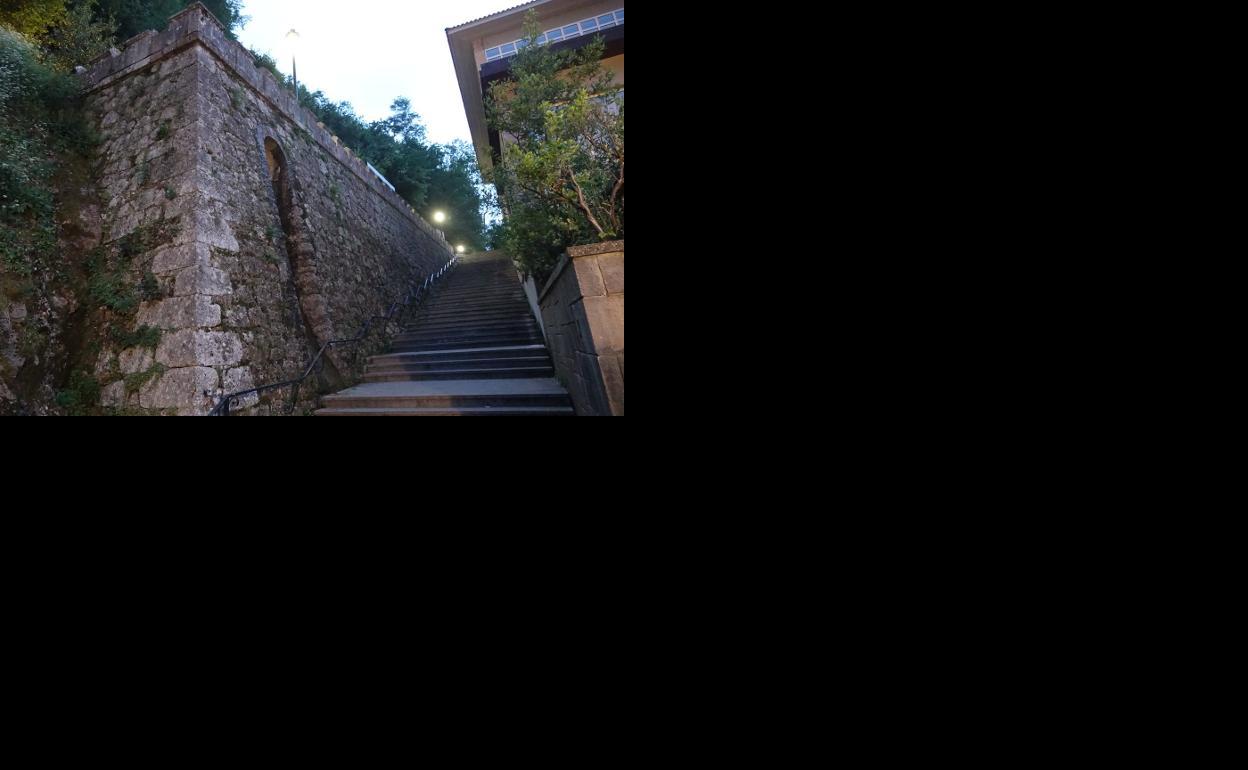 Zona por la que se cayó el niño en el Real Sitio de Covadonga.