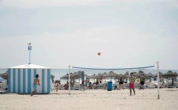 Imagen principal - Jóvenes jugando a voleibol en la Malvarrosa. Playa de la Malvarrosa. Jairo, joven que visita la playa por las tardes, cuando hay menos gente. 