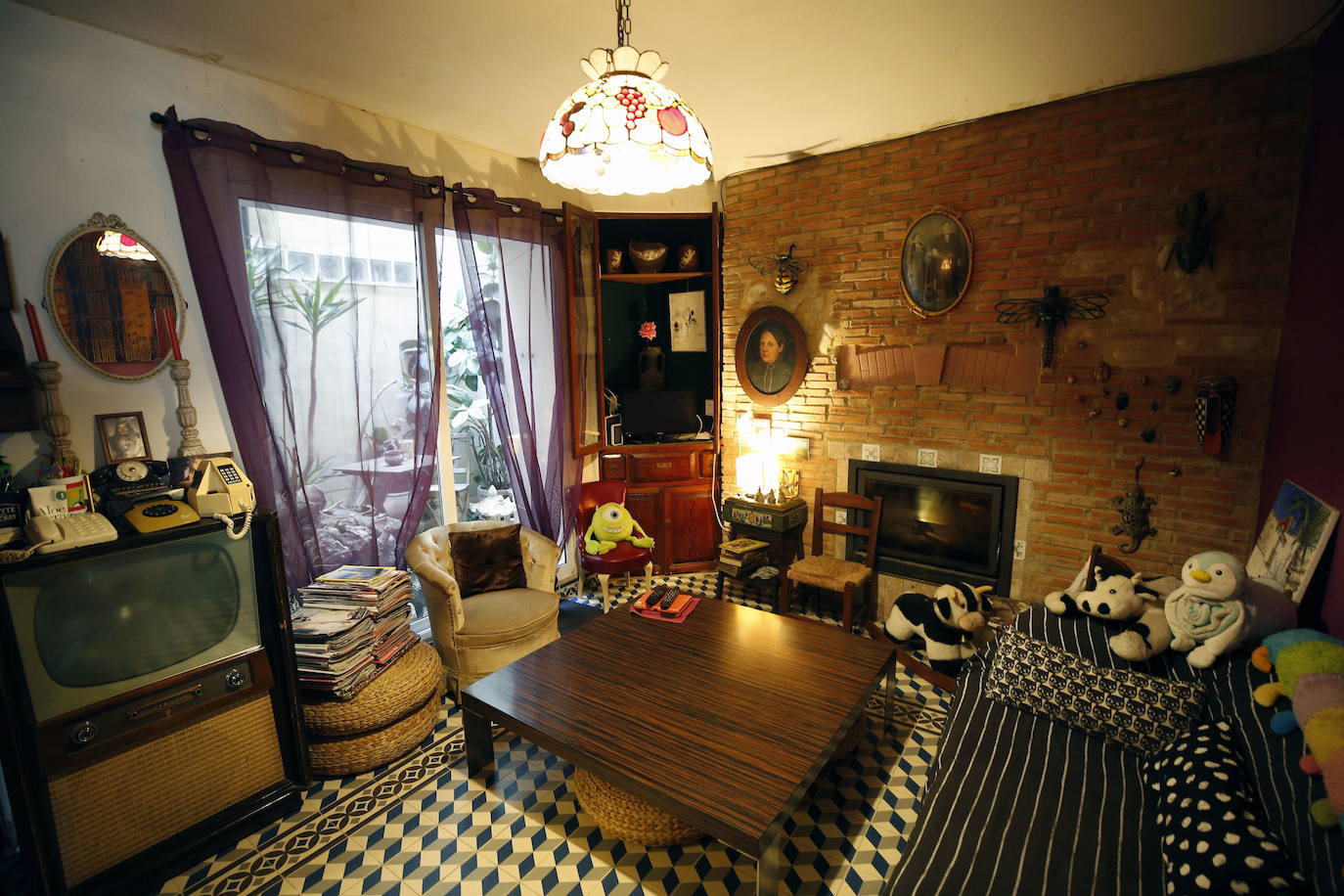 Hace veintiún años Queka encontró de casualidad la casa en Els Poblets que hoy acoge su hogar. «Yo soy de Ondara, y al nacer mi hijo decidí quedarme aquí para que creciera rodeado de la familia. Vivimos muy a gusto, hay muchos extranjeros y residentes con inquietudes culturales y gastronómicas que se implican en la vida del pueblo», explica. Desde el principio tuvo claro que no iba a acometer una reforma integral, sino que su deseo era ir transformándola a fuego lento para que fuera evolucionando según las necesidades. A la hora de decorar, confiesa Queka que le gusta rodearse de antigüedades, pues se siente atraída por lo viejo por ello, casi todas las piezas tienen una historia detrás. En la planta inferior el espacio se articula en torno a una cocina que ella mismo diseñó y que se exhibe como el resto de mobiliario. Además, está la habitación de su hijo y un baño. En la planta superior se ubica su dormitorio, el de su hija Anouk, un baño, la sala de estar y un cuarto donde atesora los más de mil películas que dejan huella sobre su amor por el cine.